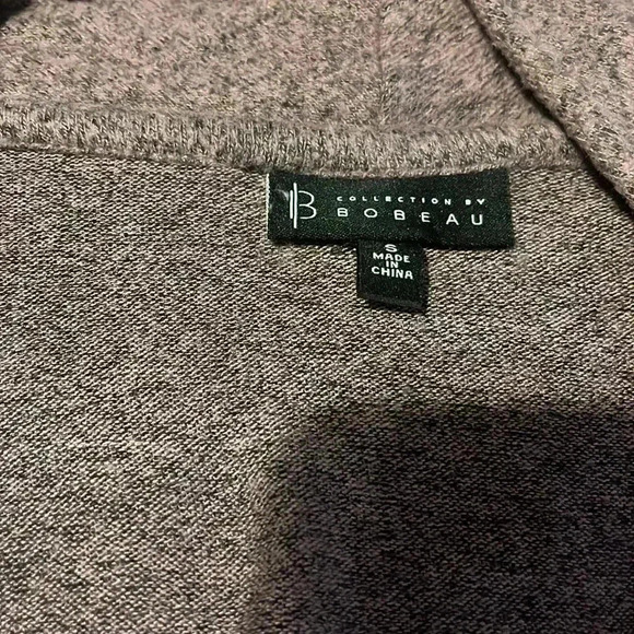 Kensie long-sleeve top with shoulder cut-outs plus Collection by Bobeau sweater - Picture 4 of 4